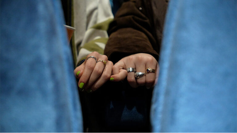 DiagonaleHoldingHands